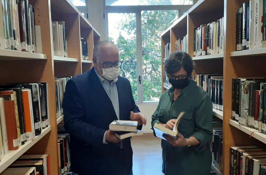 Jesús Estrella hojea un libro en la biblioteca.