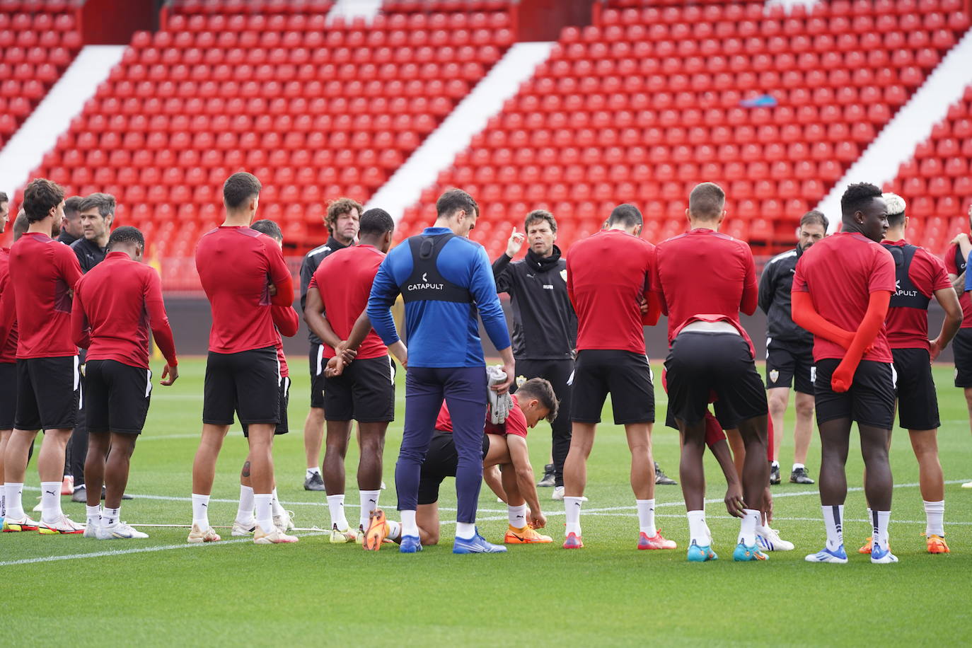 Rubi se dirige a sus jugadores antes de iniciarse la sesión a puerta cerrada en el campo principal del Estadio de los Juegos Mediterráneos.