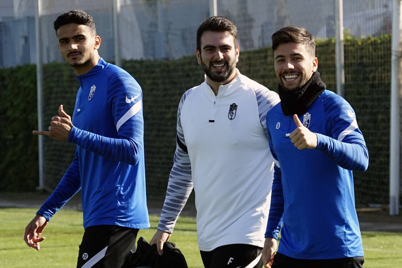 Solar (derecha) y Youness (izquierda) se divierten en un entrenamiento junto a Fran Entrena (centro), utillero del equipo. 