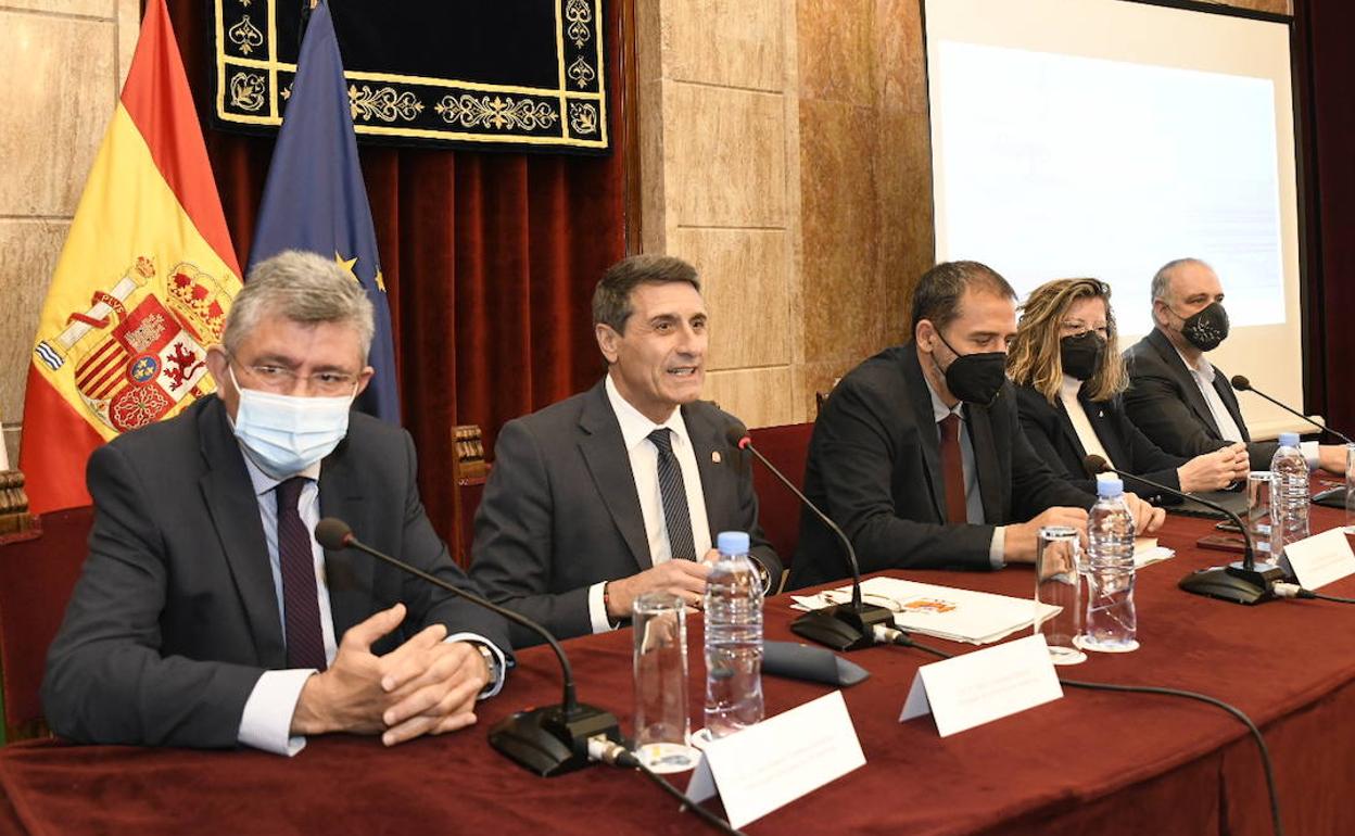 Un momento del encuentro mantenido ayer con colectivos sociales y económicos de la provincia. 