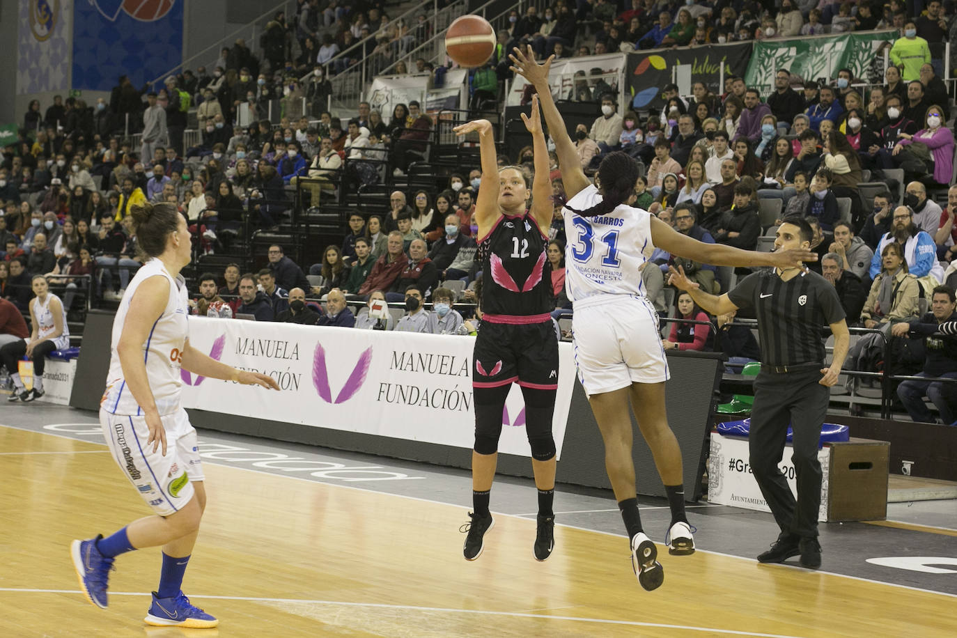 Heleen Nauwelaers lanza de tres ante la oposición de Josephine Filipe. 