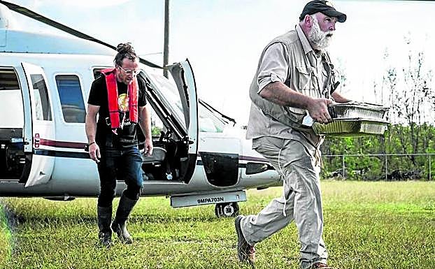 Imagen principal - 1. El chef desciende de un helicóptero con bandejas de comida en el transcurso de una emergencia humanitaria, en una escena del premiado documental 'We feed people'. | 2. Profeta en su tierra. José Andrés, durante la ceremonia del premio princesa de Asturias de la Concordia. | 3. Portada de la revista Time tras ser propuesto al Nobel. 
