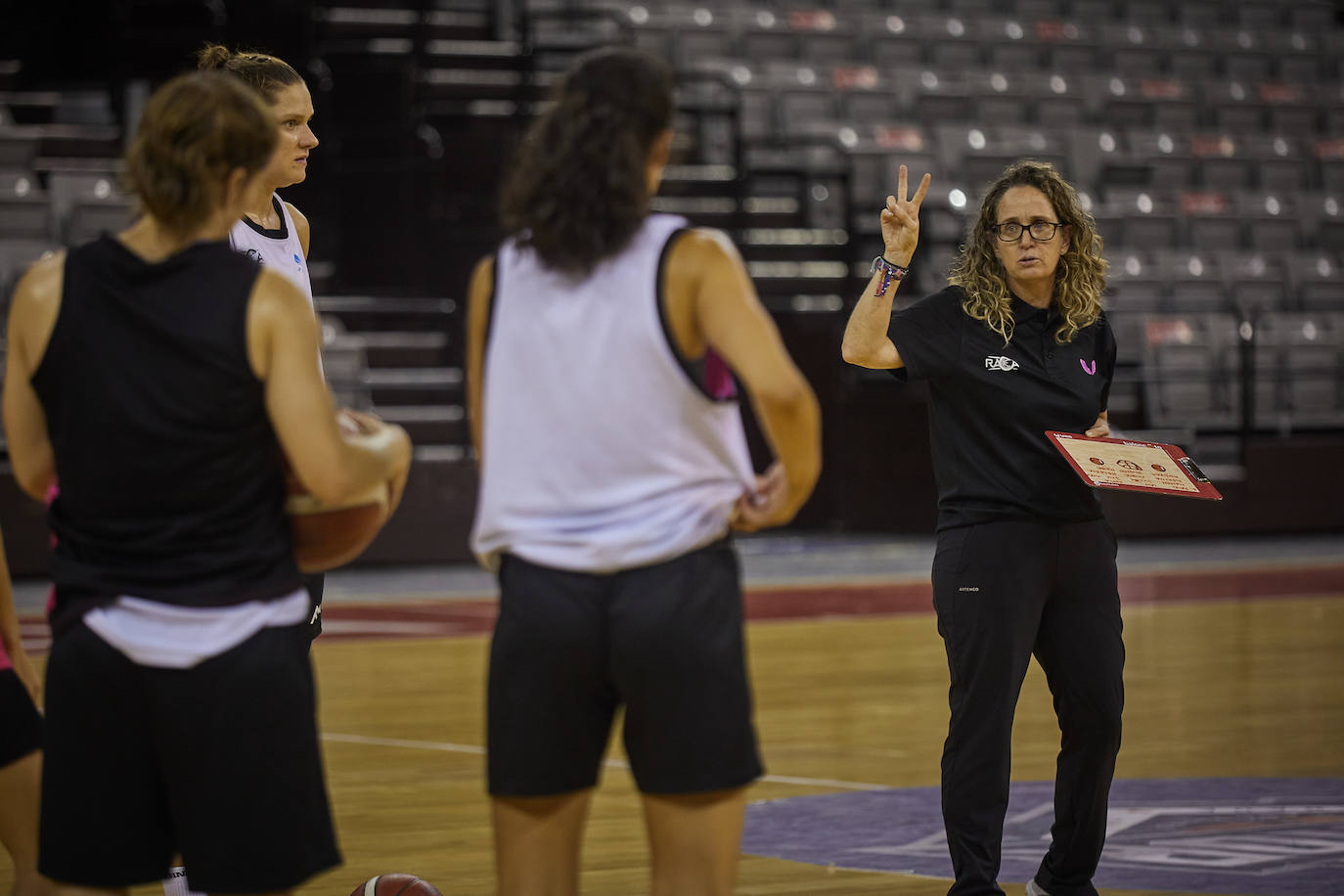 Maribel Piñar, a la derecha, dirige un entrenamiento del Raca en el Palacio de los Deportes.