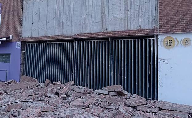 Paramento de ladrillos caído sobre uno de los accesos al estadio. 