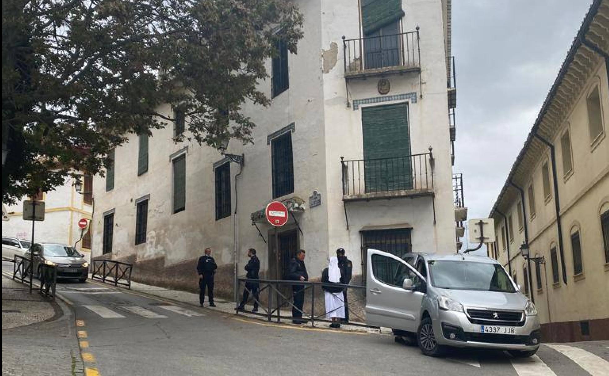 Agentes de la Policía Nacional hablan con una monja ante el edificio okupado.