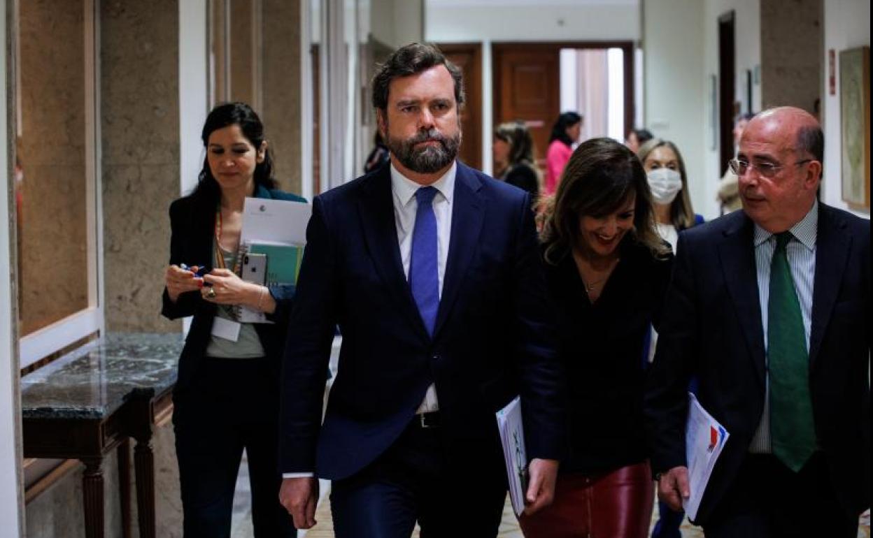 El portavoz parlamentario de Vox, Iván Espinosa de los Monteros, se dirige a una Junta de Portavoces, en el Congreso de los Diputados este martes. 