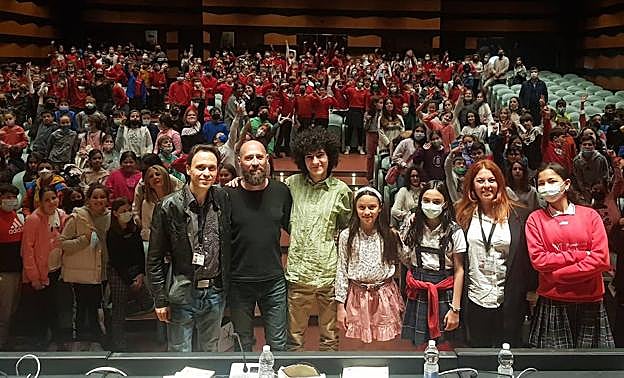 eEl poeta Mario Obrero, con los participantes en el FIP infantil, en el Auditorio de Caja Rural Granada.