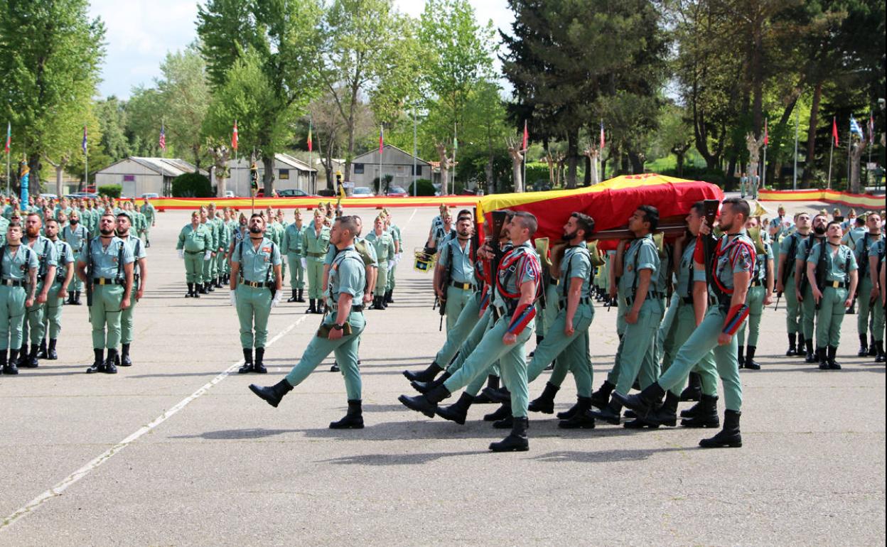 Honras fúnebres en honor del legionario Jordi Oñoro en la Base de Ronda.
