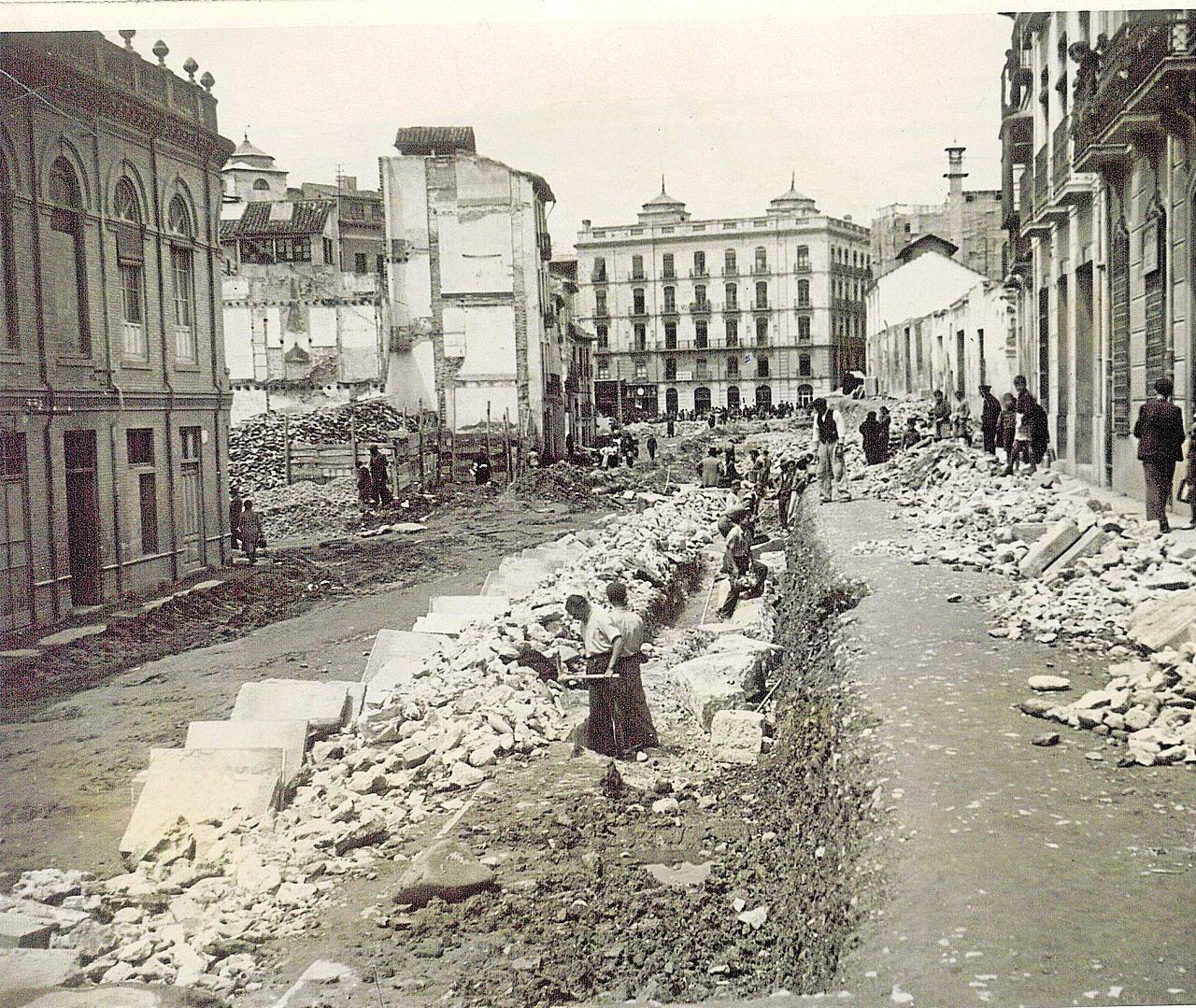 Obras de construcción de la calle Ganivet surgida tras la demolición del barrio de La Manigua. 