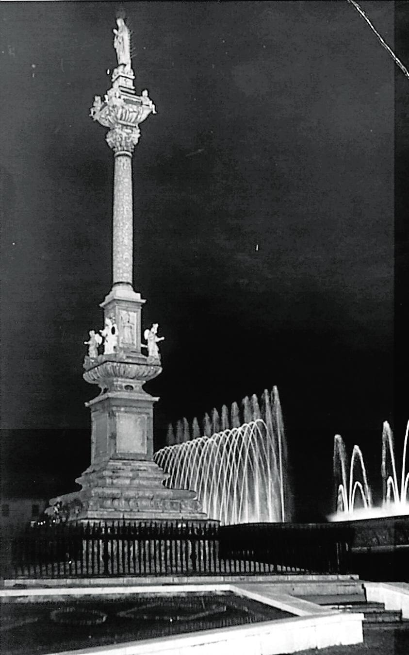 Fuente luminosa en el Triunfo, inaugurada en 1968.