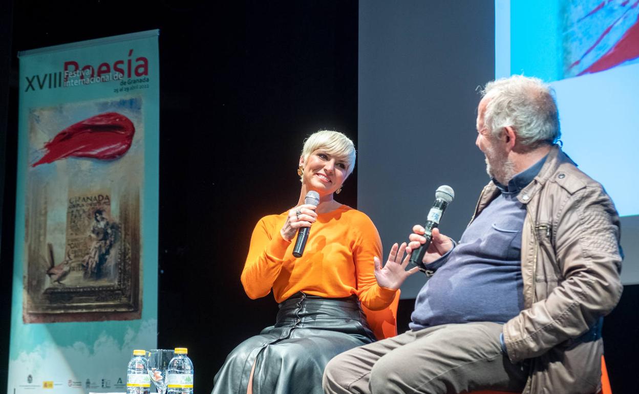 Pasión Vega, con Juan José Téllez, cerraron la cuarta jornada del Festival de Poesía.