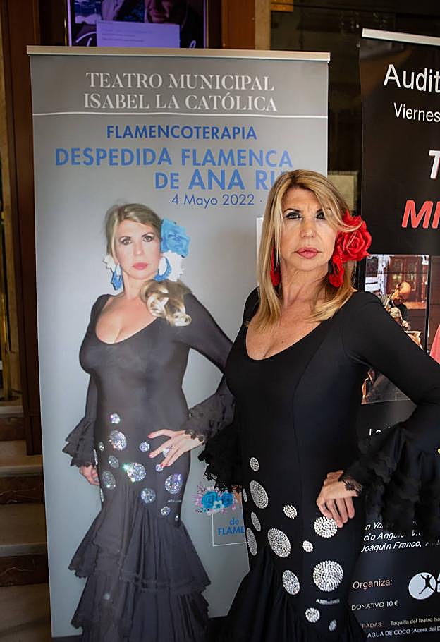 Con el cartel de su homenaje el 4 de mayo en el Isabel la Católica. 