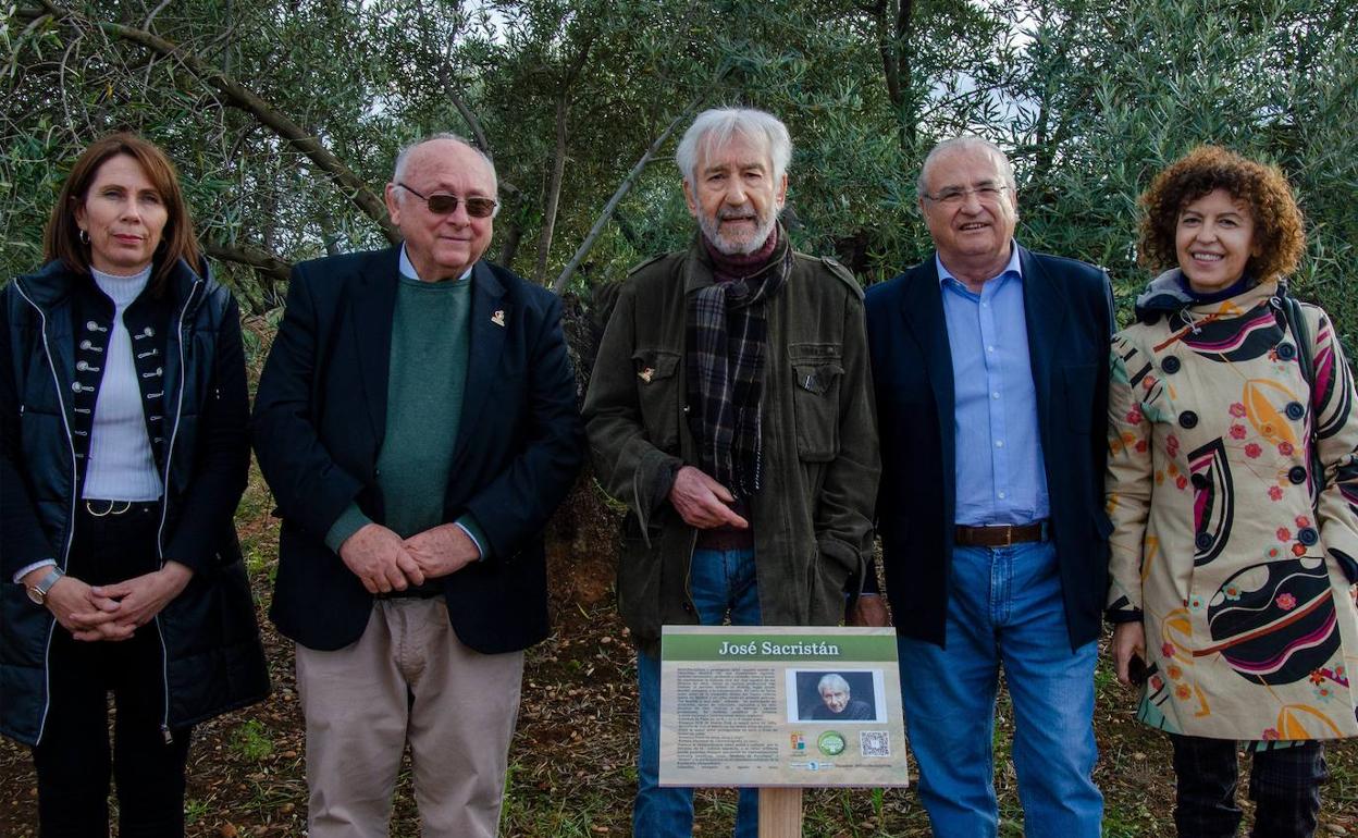 José Sacristán posa junto al alcalde de Carboneros en el ecoparque educativo.