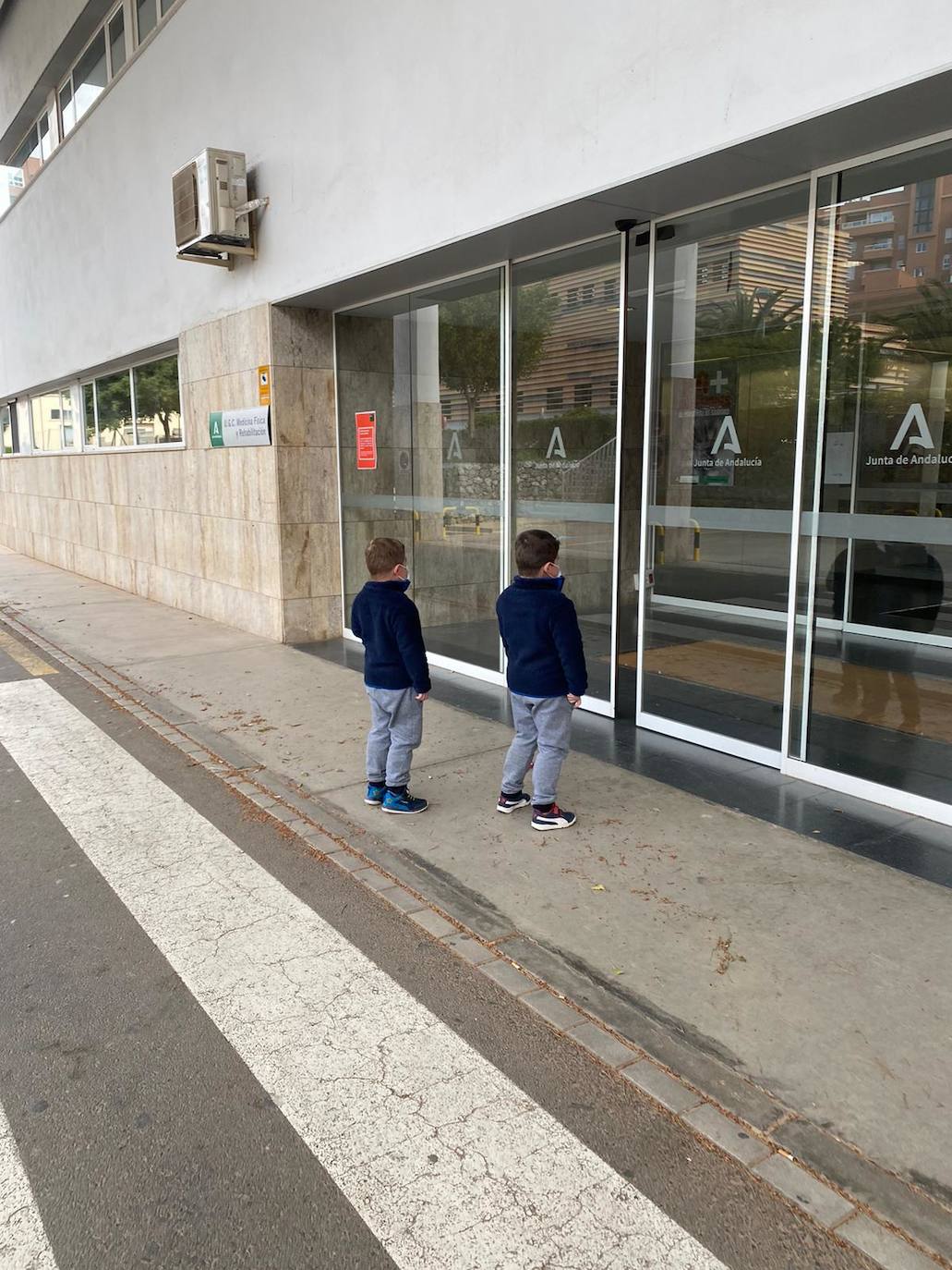 Los menores a las puertas del centro de Medicina Física y Rehabilitación. 
