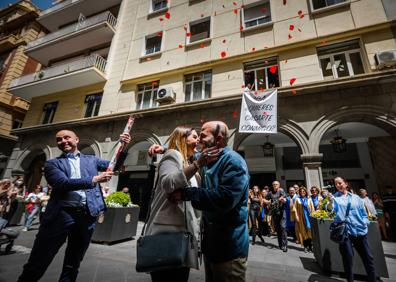 Imagen secundaria 1 - Arriba, el coro. En medio, el beso. Y abajo, el anillo.