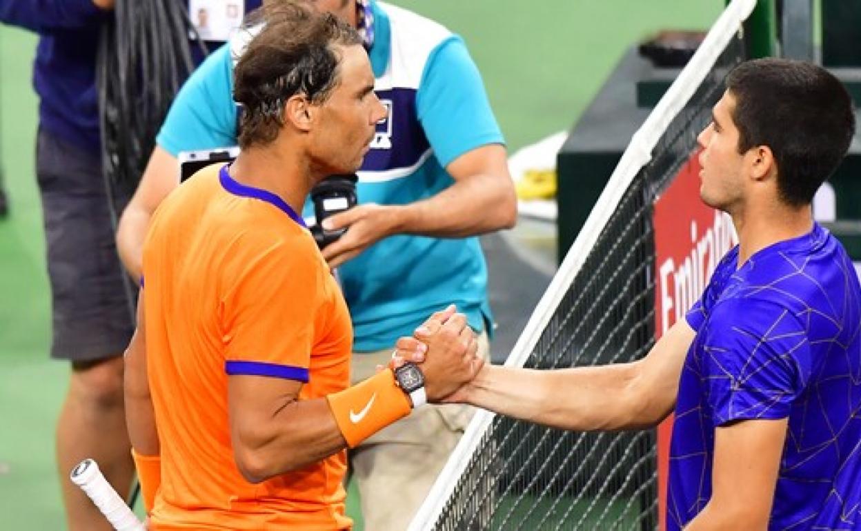 Rafa Nadal y Carlos Alcaraz se saludan tras el triunfo del balear en la semifinal de Indian Wells. 