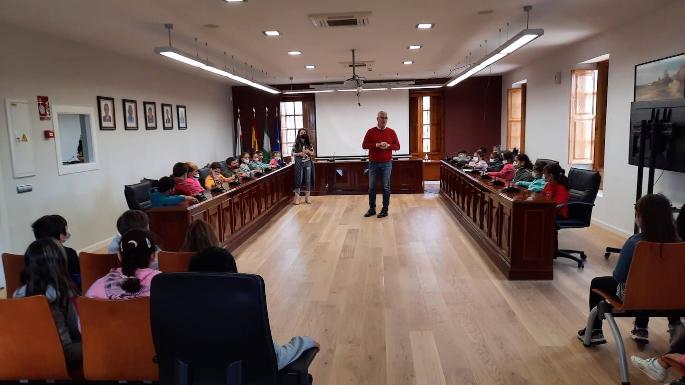 Alumnos del CEIP 28 de Febrero, en una visita al Ayuntamiento de Huércal de Almería. 