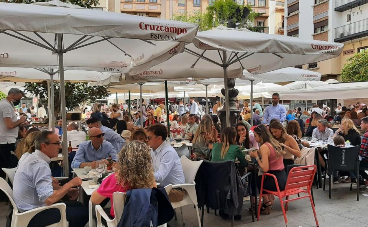 Ambiente en la Plaza del Pósito de la capital jienense durante las festividades de Semana Santa. 