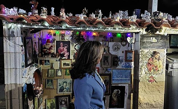 Una mujer contempla las imágenes.,