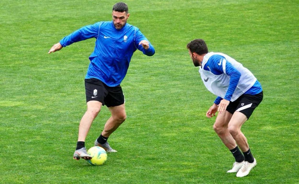 Jorge Molina encara a Quini durante un ejercicio del entrenamiento. 