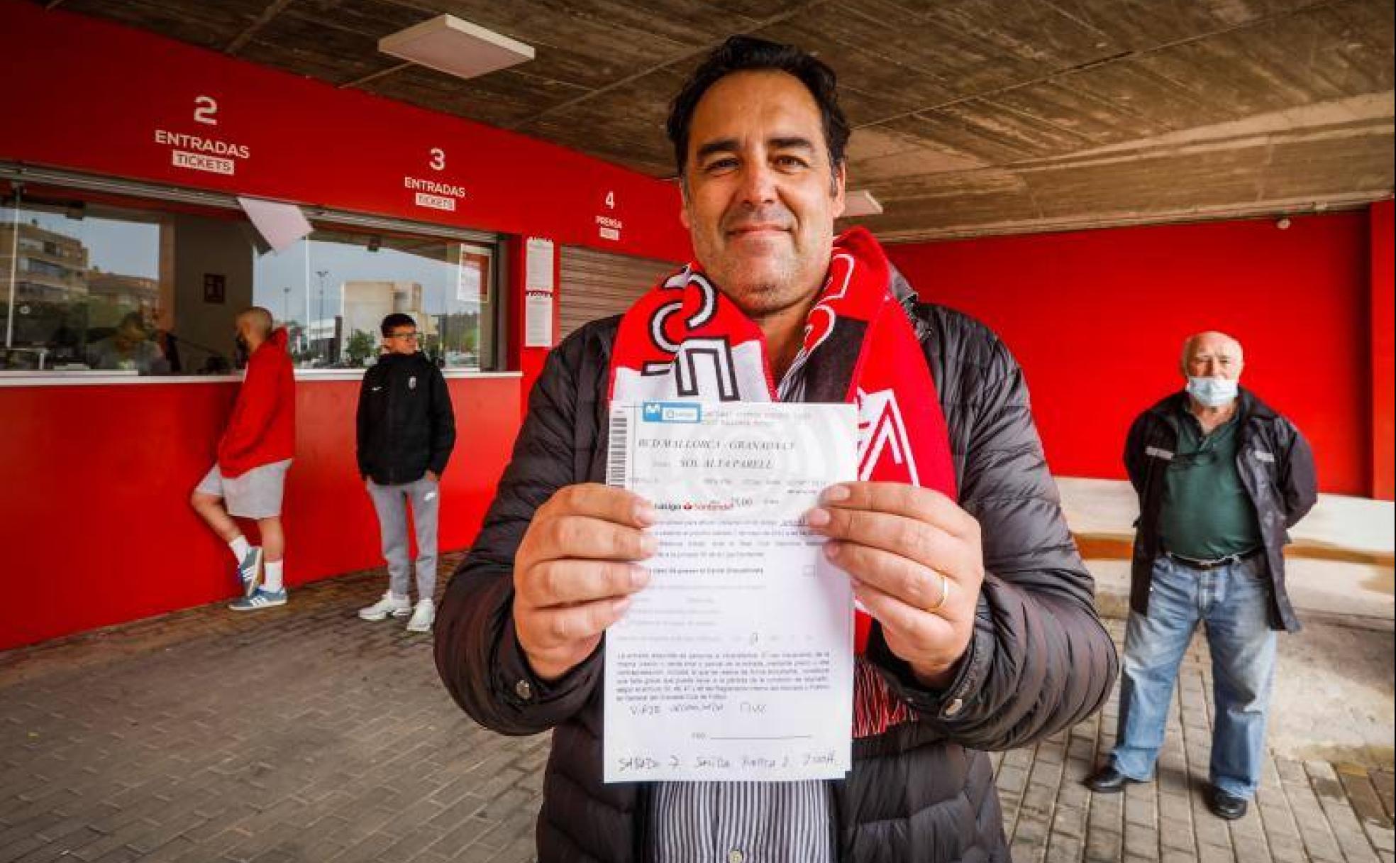 Juan de los Santos, uno de los aficionados al Granada que ayer se animó al desplazamiento a Mallorca, posa con su entrada en la taquilla del estadio.
