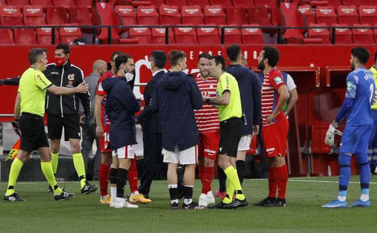 De Burgos Bengoetxea da explicaciones a los futbolistas del Sevilla y el Granada.