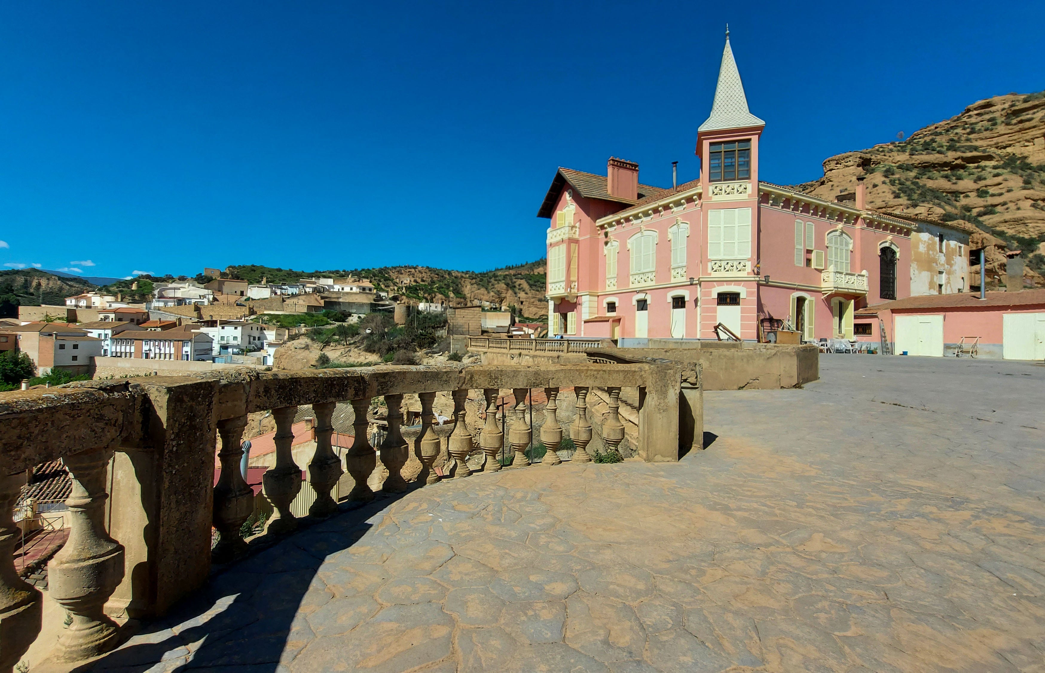 Con tres plantas y elevados techos, el interior de la casa mantiene, en parte, el suelo hidráulico original, los balcones y ventanales, así como diversas pinturas en la parte superior de la torreta que datan de 1904 y que se dejan entrever por la cristalera que adorna su estructura