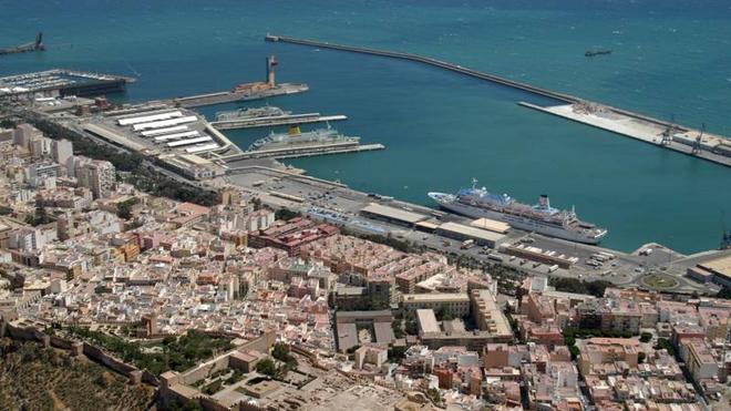 Vista aérea de Almería y su puerto.