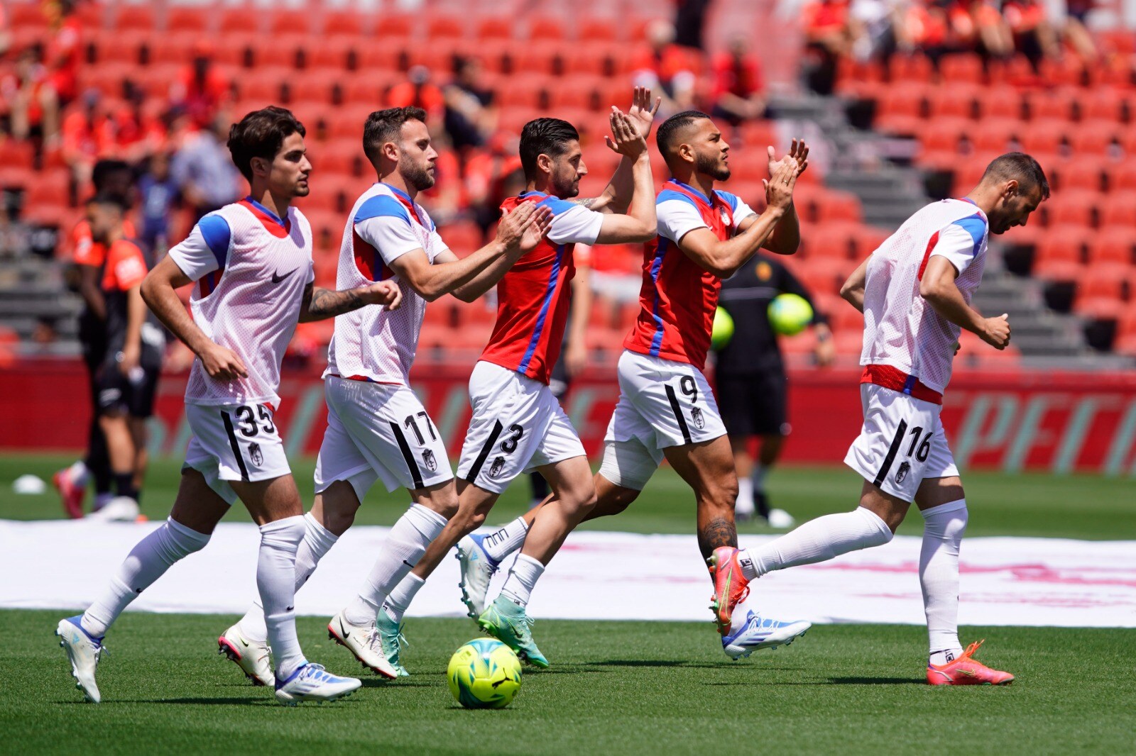 Partido clave por la permanencia en un estadio de Son Moix que recibió la visita de trescientos aficionados granadinistas