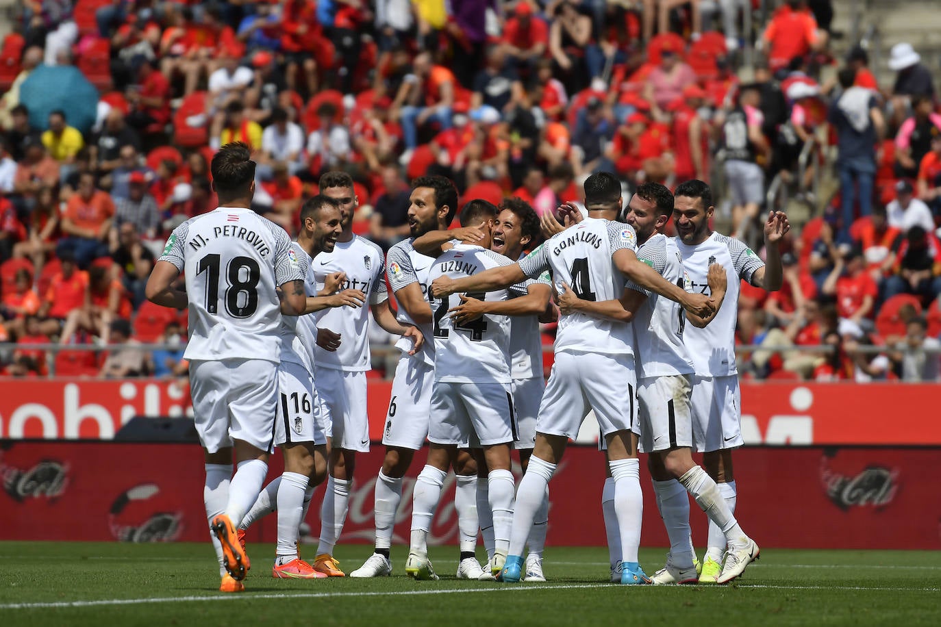 Partido clave por la permanencia en un estadio de Son Moix que recibió la visita de trescientos aficionados granadinistas