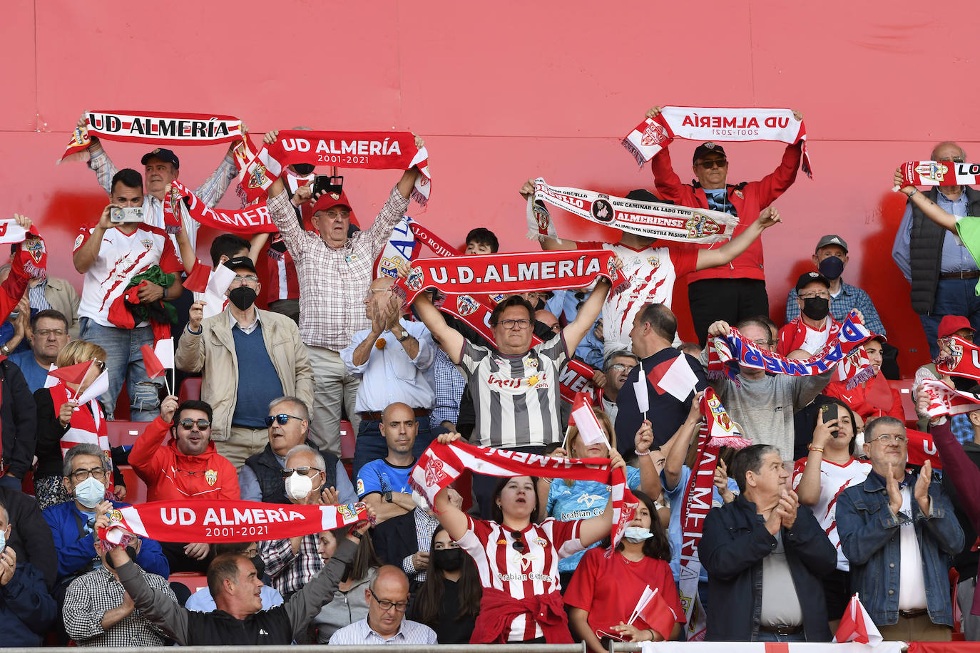 Los jugadores celebraron con la afición la victoria al término del encuentro.