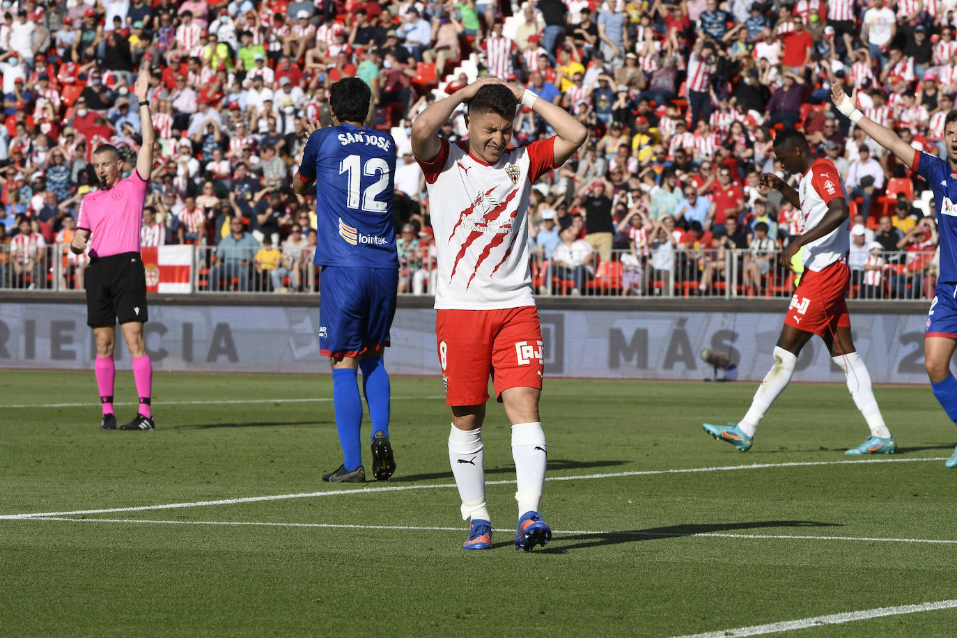 Los jugadores celebraron con la afición la victoria al término del encuentro.