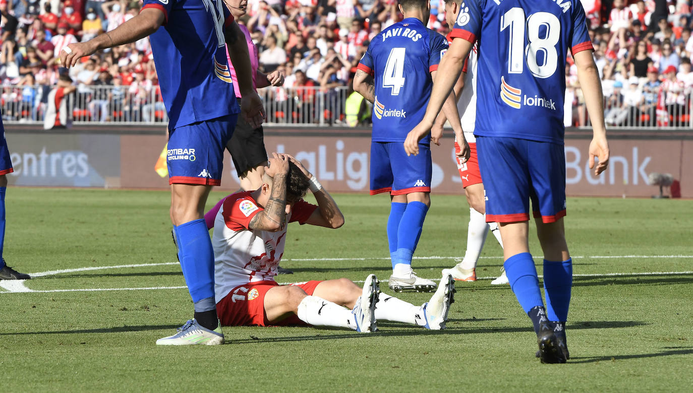 Los jugadores celebraron con la afición la victoria al término del encuentro.