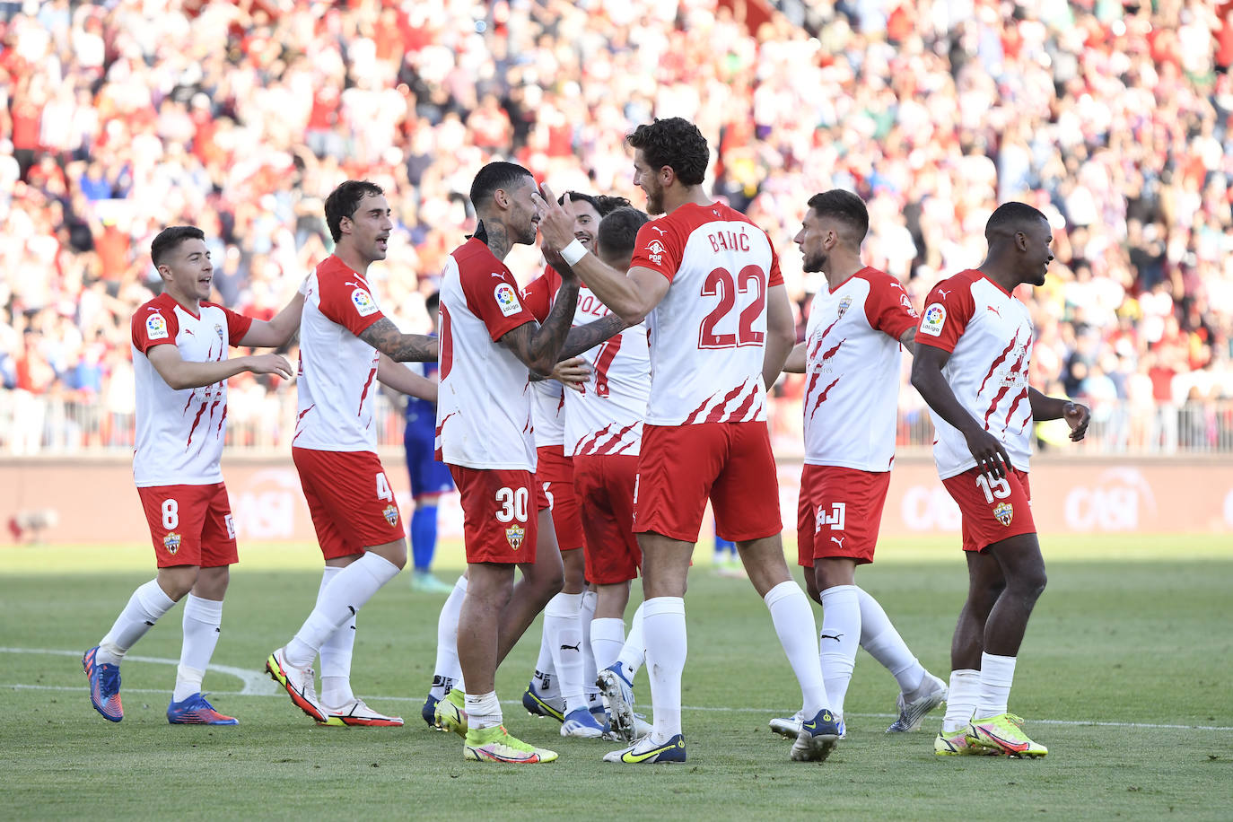 Los jugadores celebraron con la afición la victoria al término del encuentro.