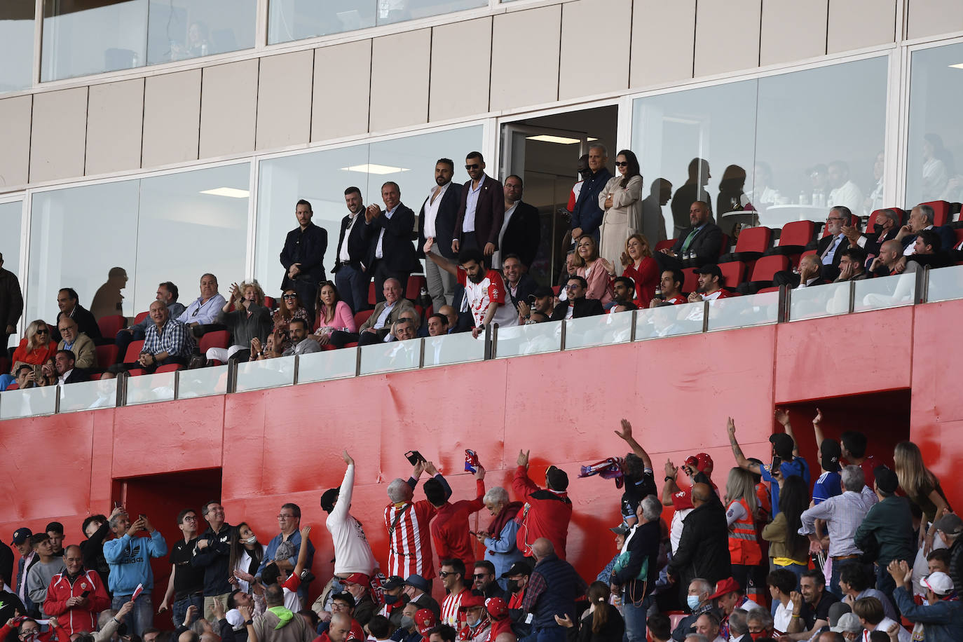 Los jugadores celebraron con la afición la victoria al término del encuentro.