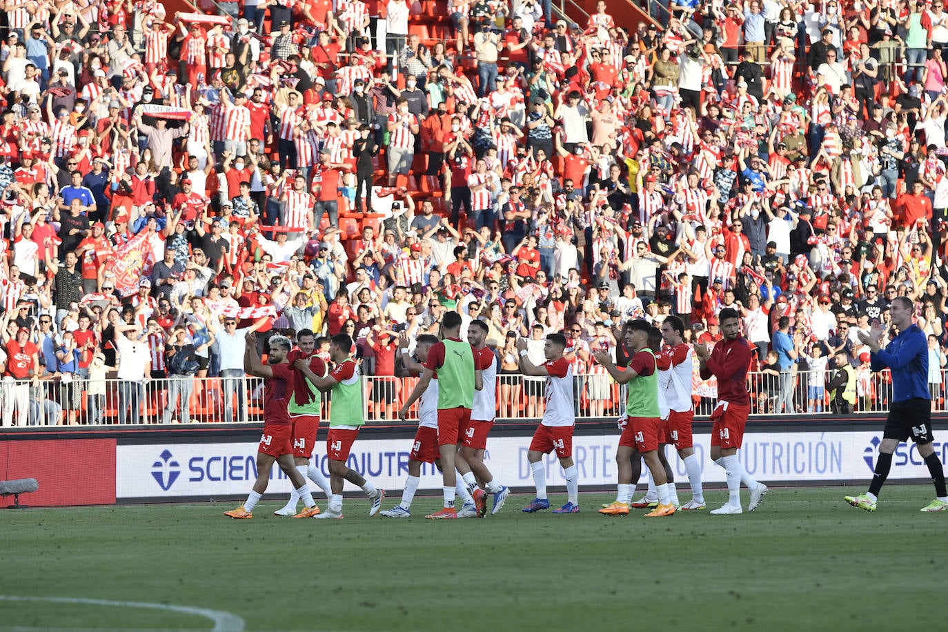 Los jugadores celebraron con la afición la victoria al término del encuentro.