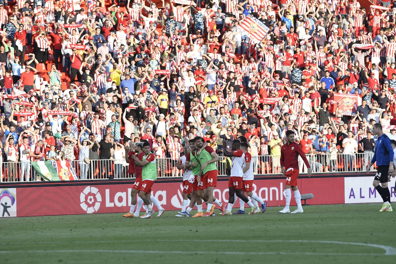 Los jugadores celebraron con la afición la victoria al término del encuentro.