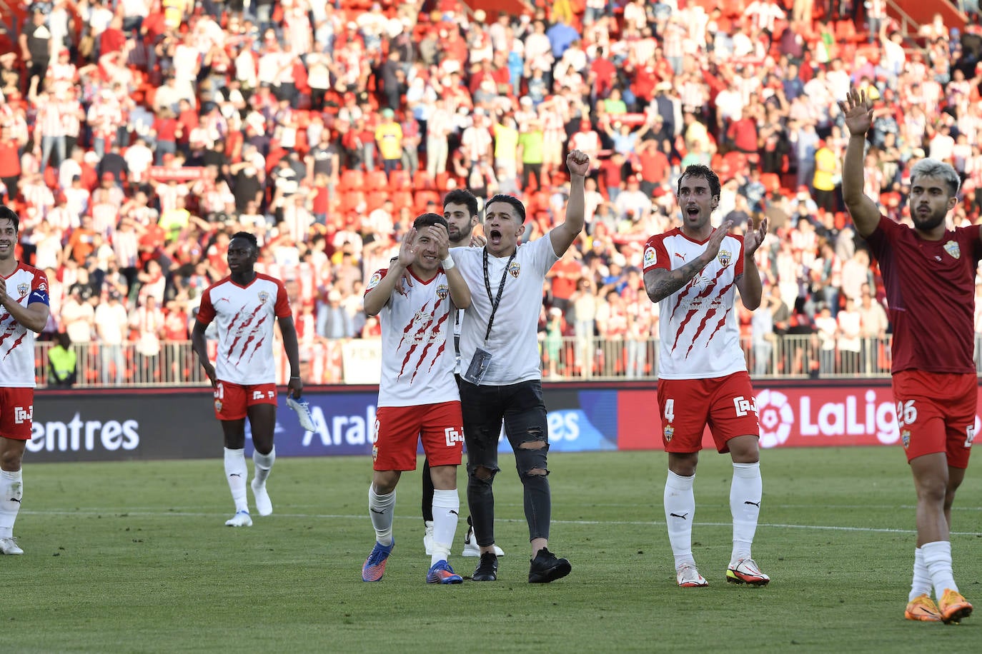 Los jugadores celebraron con la afición la victoria al término del encuentro.