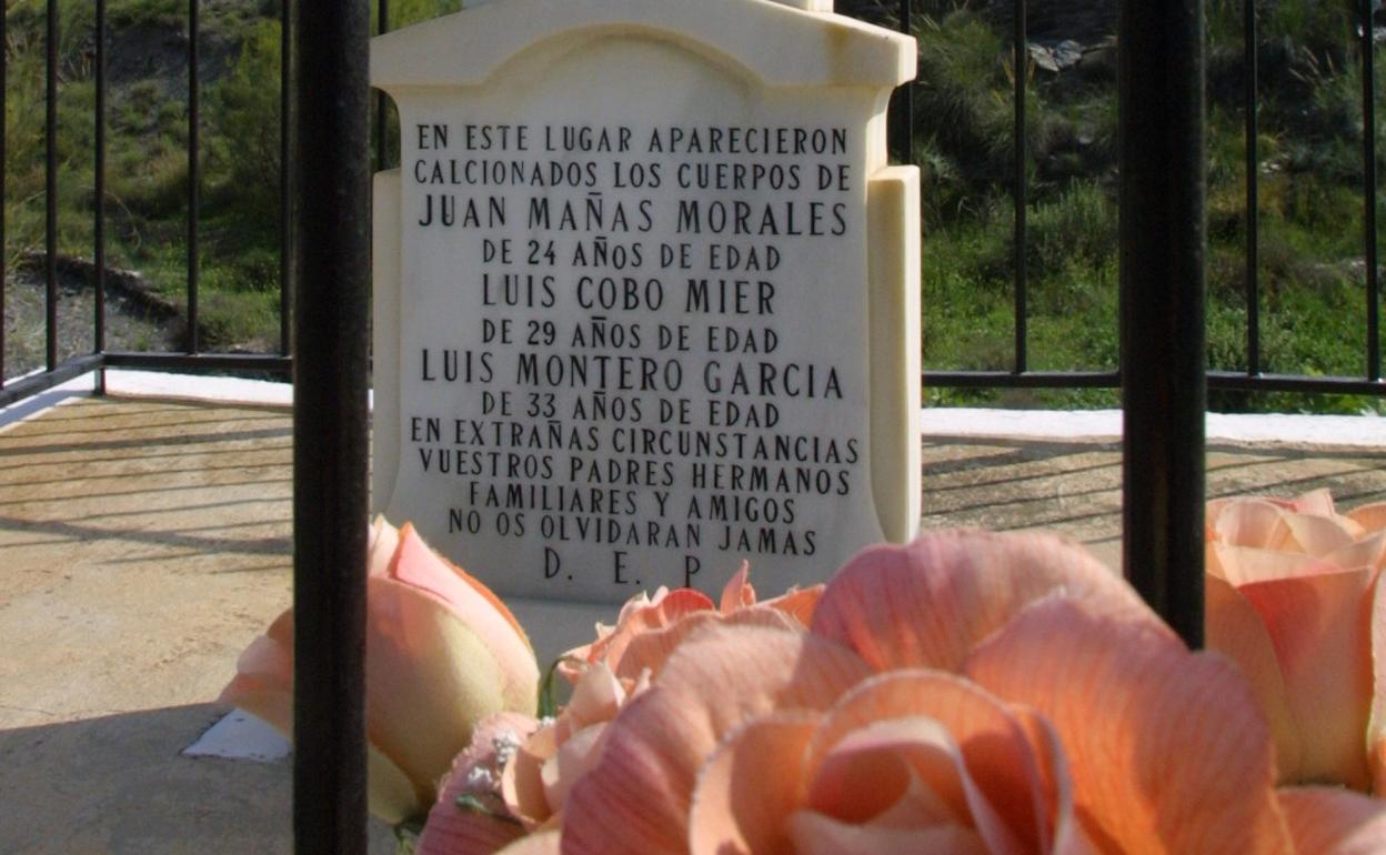 Inscripción en la cruz que las familias han levantado en la carretera de Gergal.