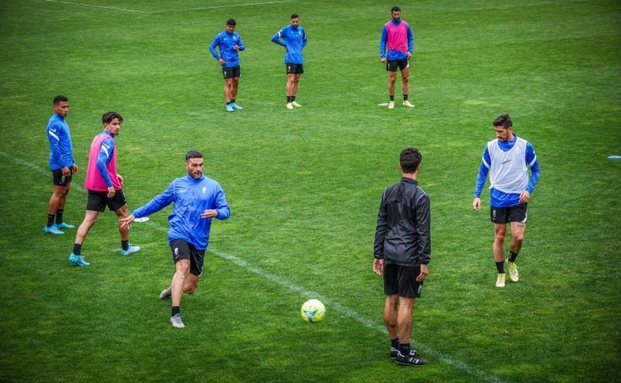 Los futbolistas del Granada entrenan esta semana. 