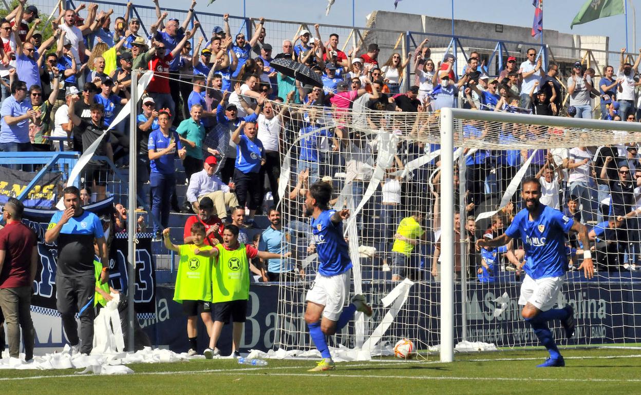 Fran Carnicer celebrando el primer gol del partido con uno de los fondos de Linarejos que se encontraba abarrotado.