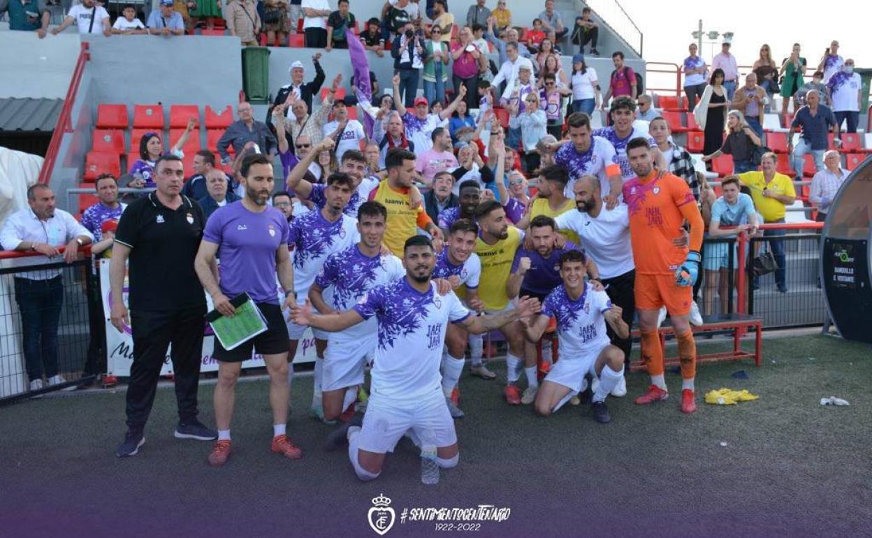 La plantilla del Real Jaén celebrando una victoria.