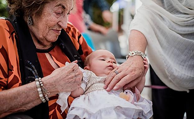 La centenaria coge en sus brazos a su bisnieta Candela; un siglo de vida las separan. 