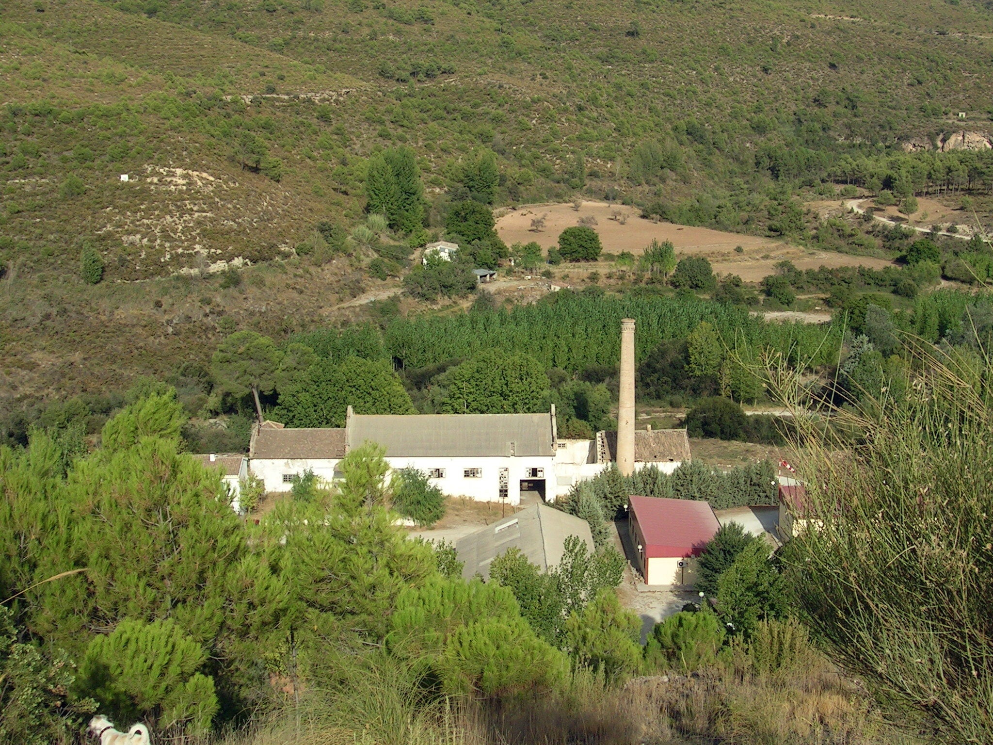 Vista aérea de la antigua fábrica de La Resinera en Arenas del Rey.