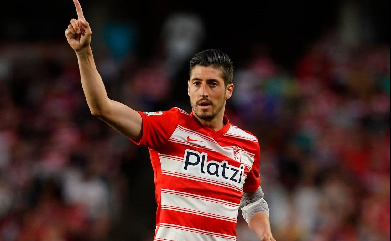 Escudero, dedo arriba, pide un balón durante el partido. 