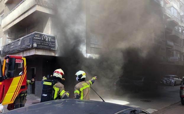 Bomberos de Granada actuán en el incendio de la calle Azorín