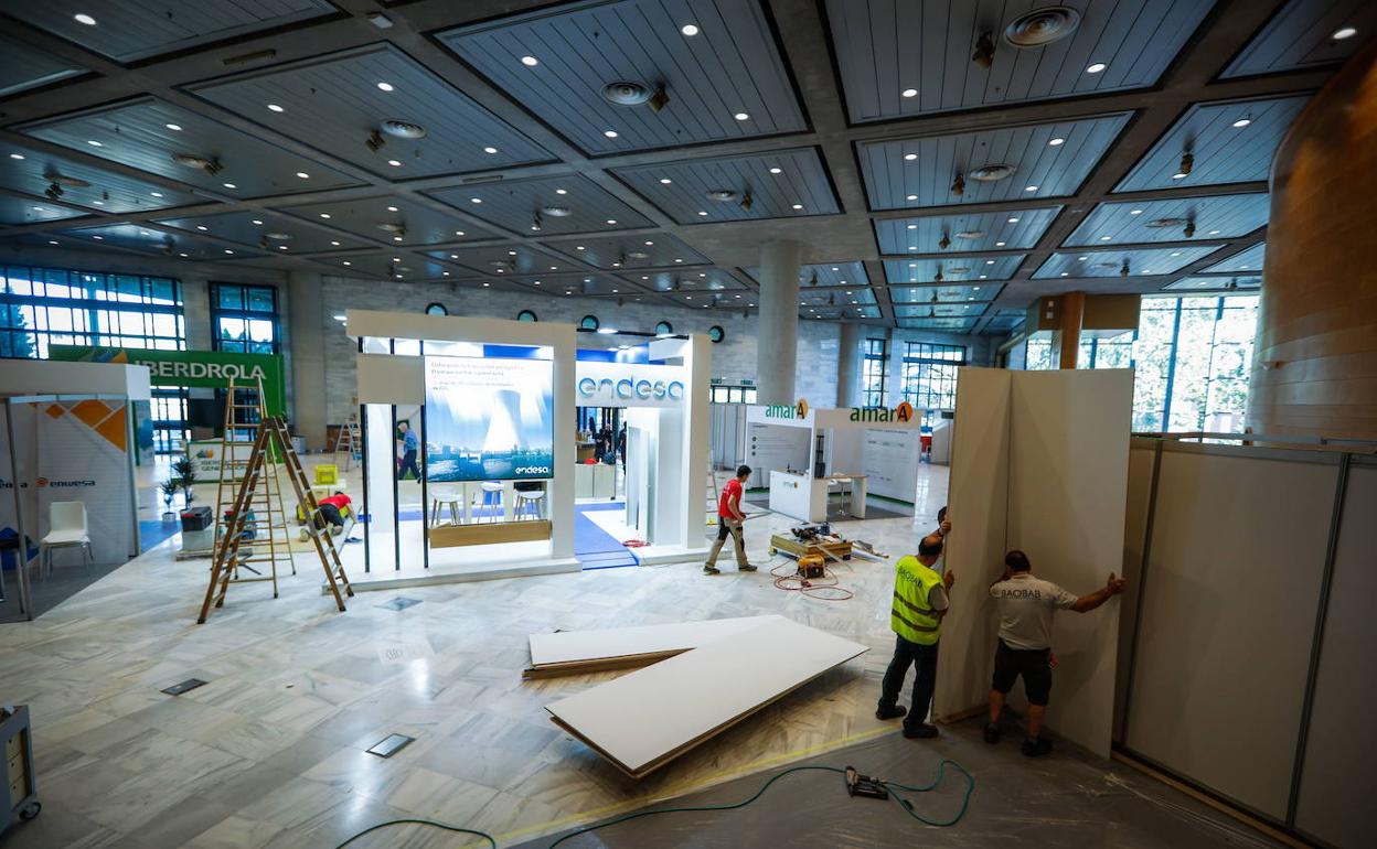 Montaje de un congreso en el Palacio granadino. 