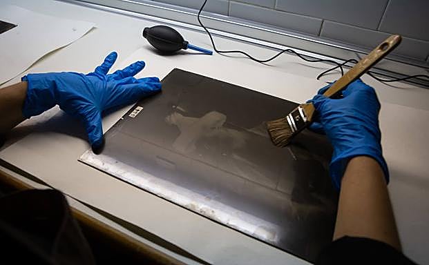 Limpieza con brocha flexible. 