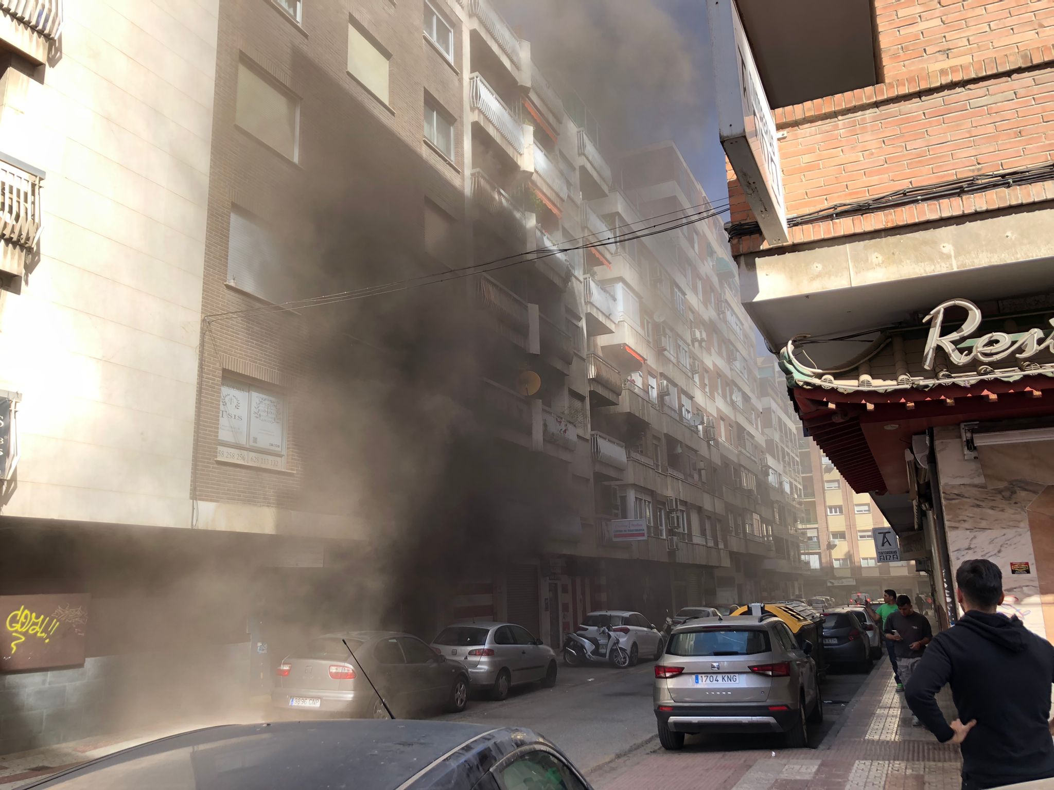 El fuego se ha originado en la calle Azorín