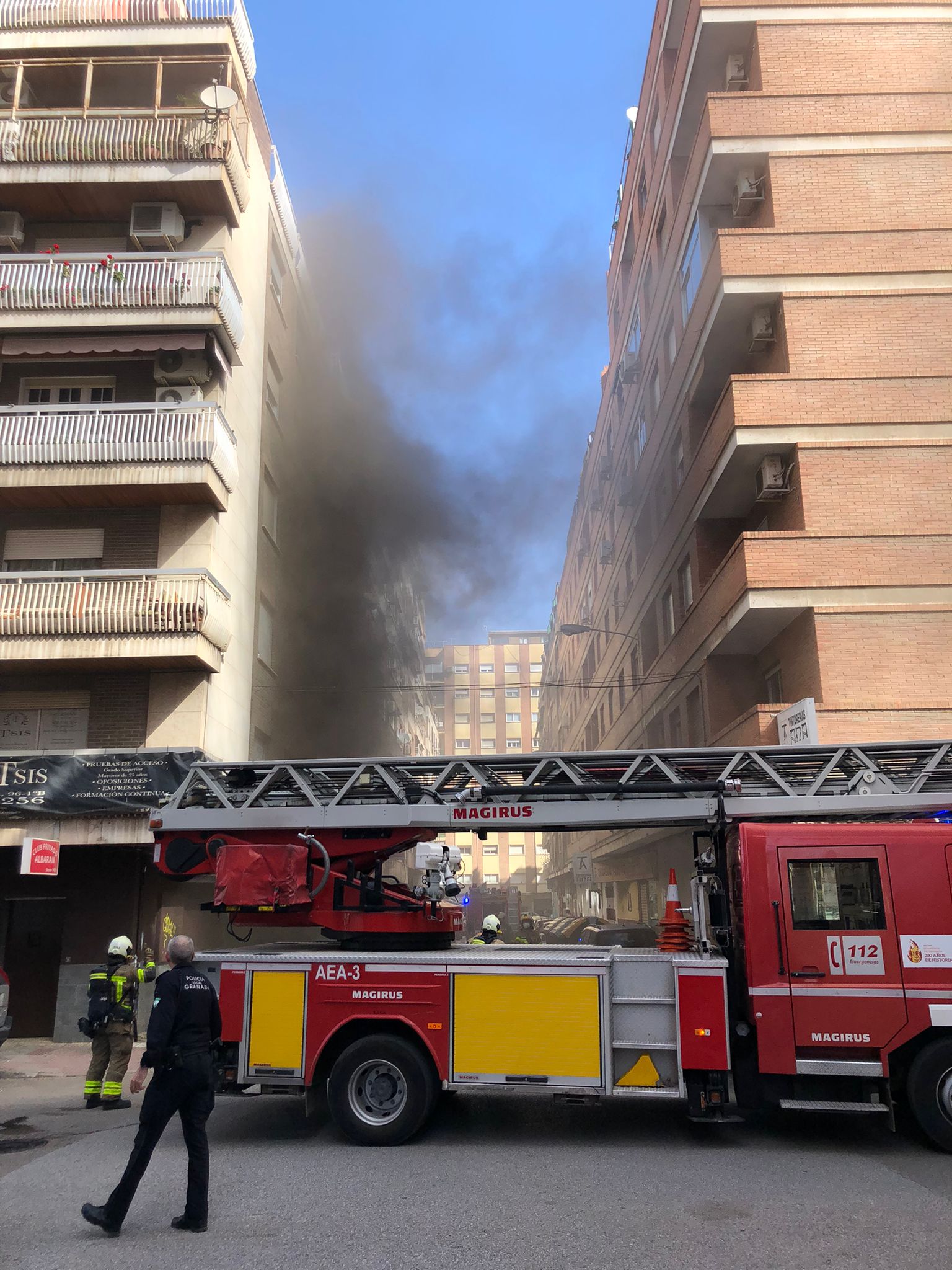 El fuego se ha originado en la calle Azorín